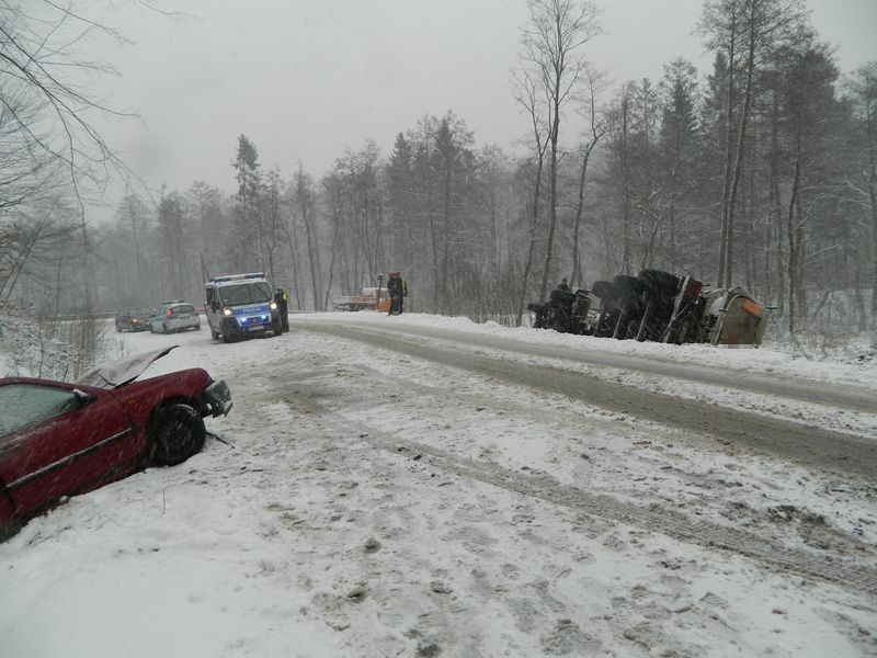 Kilkanaście kolizji i dwa wypadki na drogach powatu. Uważajcie!