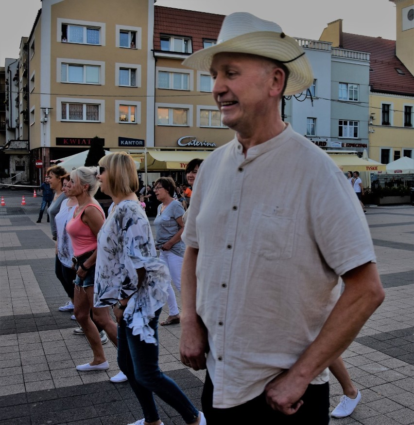 Rybnik: flash-mob na Rynku, czyli spontaniczny taniec...