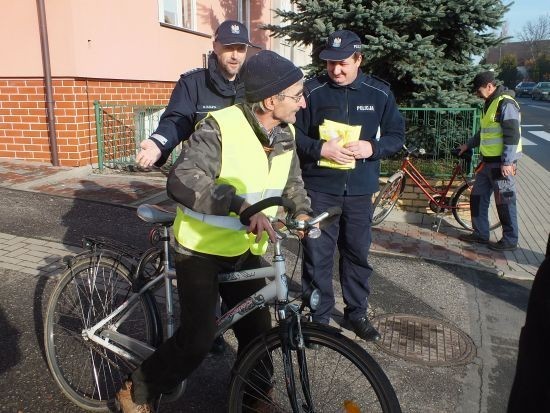 Niektórzy rowerzyści otrzymali już kamizelki odblaskowe