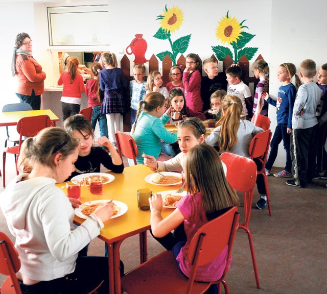 Świętochłowice nie zdążyły z tymi trzema uchwałami do końca 2013 roku. Na szczęście, dzieci nie miały pustych talerzyków w szkołach i przedszkolach. Miasto sfinansowało im posiłki - w styczniu wydało na ten cel w sumie ok. 100 tys. zł