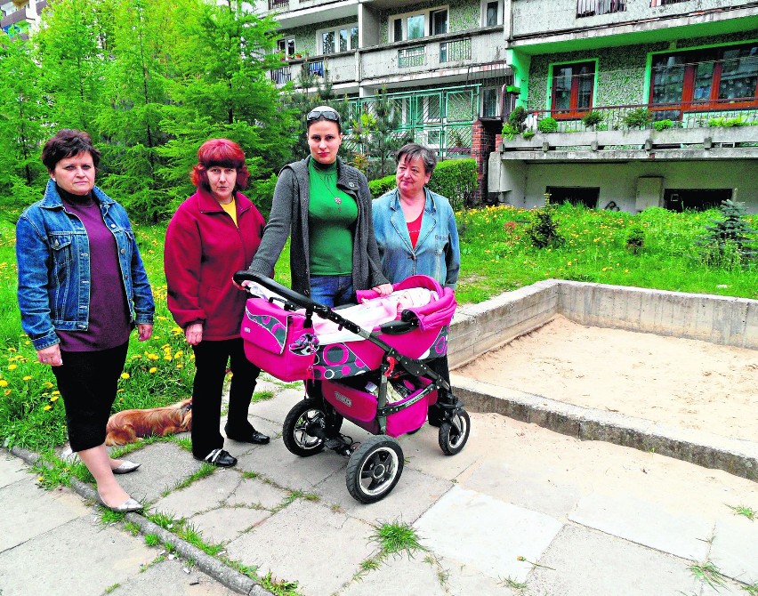 Sosnowiec. Ul. Kaliska. Zniknęła zjeżdżalnia i huśtawki....