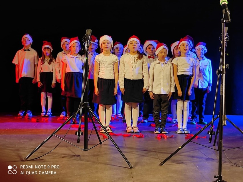 Przedszkolaki z Przedszkola nr 1 zatańczyły i zaśpiewały dla złotowskich emerytów