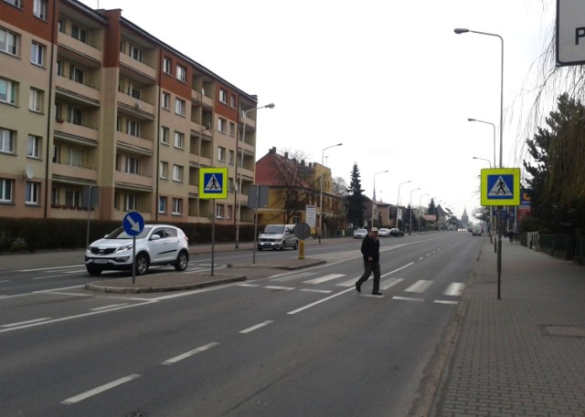 Na ulicy Szczecińskiej zmienia się oznakowanie przejść dla pieszych, które jeszcze nie mają sygnalizacji świetlnej.