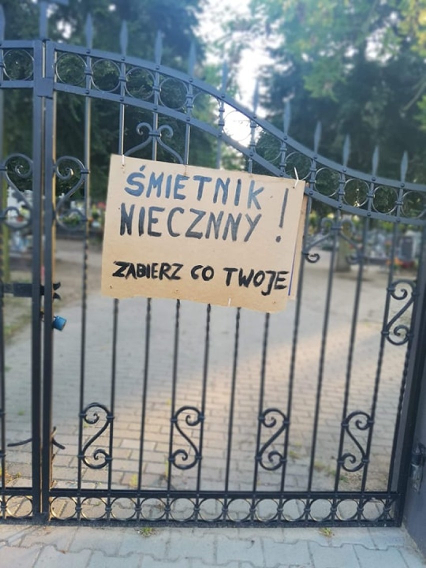 Zakaz wyrzucania śmieci do kubłów na terenie cmentarza pod Wągrowcem? Zobaczcie jakie tablice zawisły na wejściu na teren 