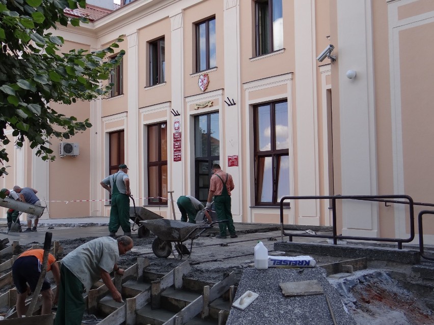 Starostwo Powiatowe w Łęczycy. Remont budynku jest konieczny