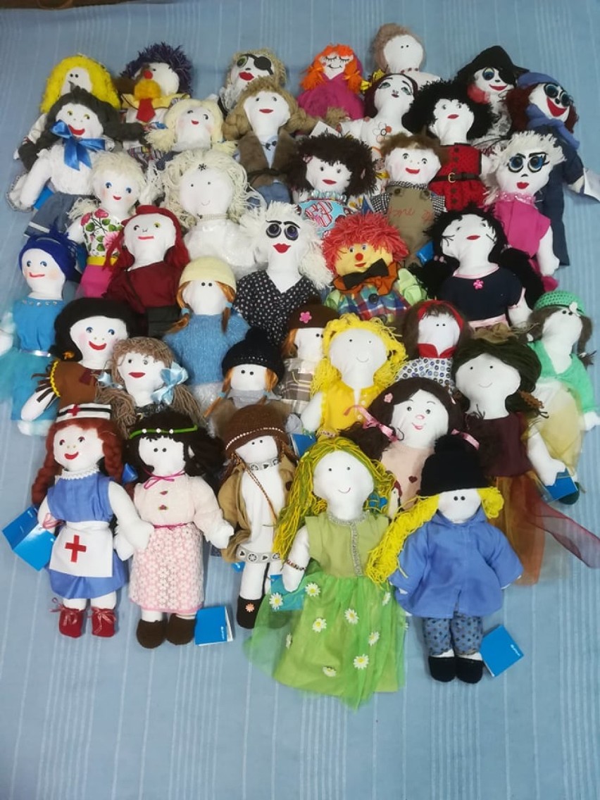 Niezwykła wystawa lalek. Szmaciane lalki dla UNICEF -  zaproszenie na wystawę