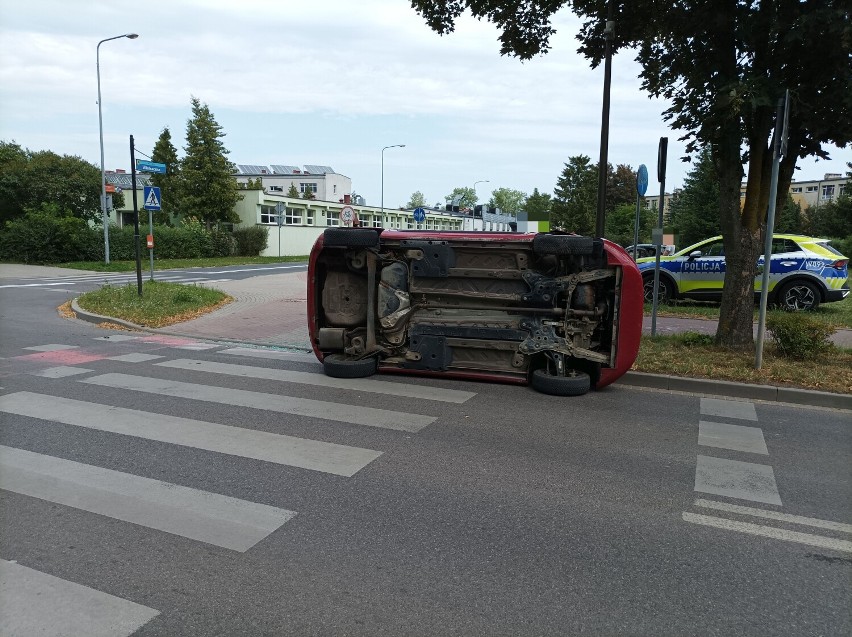 Wywrotka samochodu na ulicy Koszalińskiej w Szczecinku [zdjęcia]