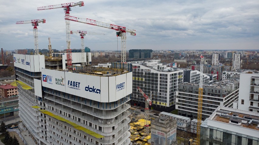 Bliska Wola Tower. "Mrówkowiec" z tysiącem mieszkań rośnie. Największy blok w Warszawie z zewnątrz przypomina biurowiec