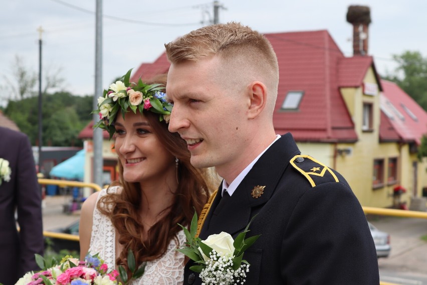 Ach, co to był za ślub w Tuchomiu. Strażacy przygotowali mega bramę weselną dla kolegi Wojciecha i jego wybranki Magdaleny