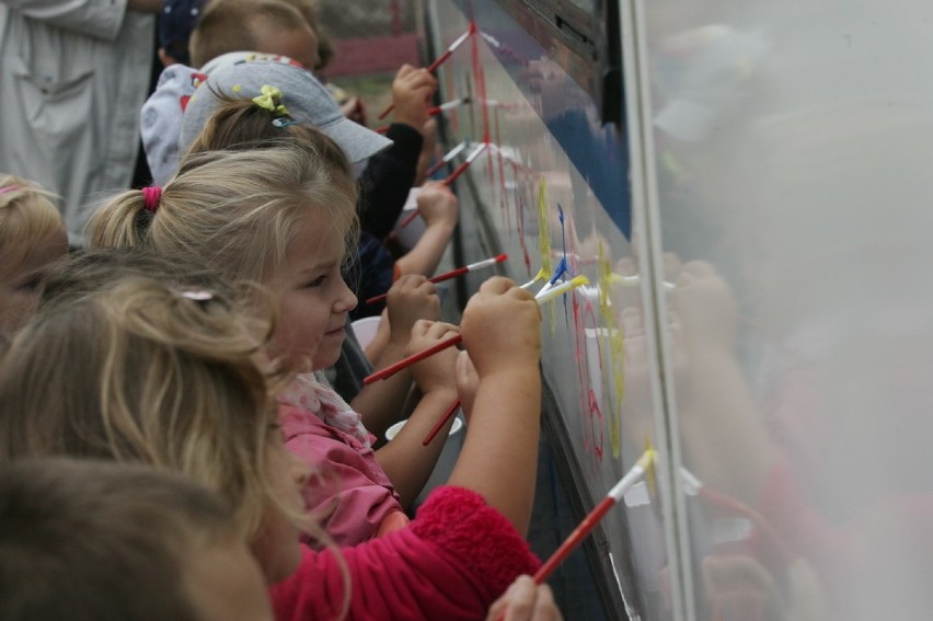 Dzieci pomalowały autobus w Legnicy