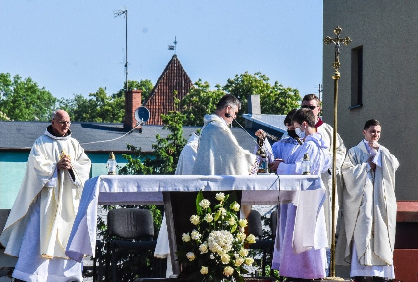 Boże Ciało 2021. Ulicami Szamotuł przeszła procesja z Najświętszym Sakramentem w monstrancji 