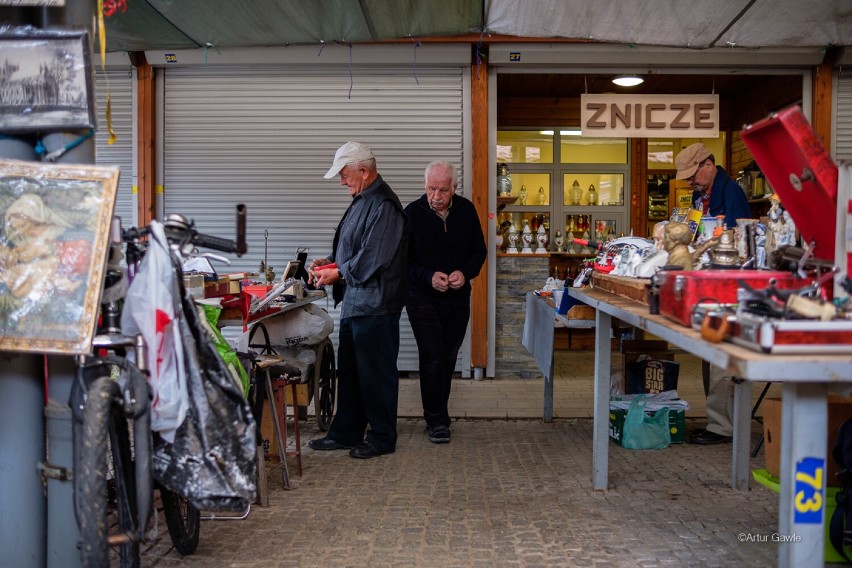 Niedzielne Bazary na Starówce mają swoich amatorów....