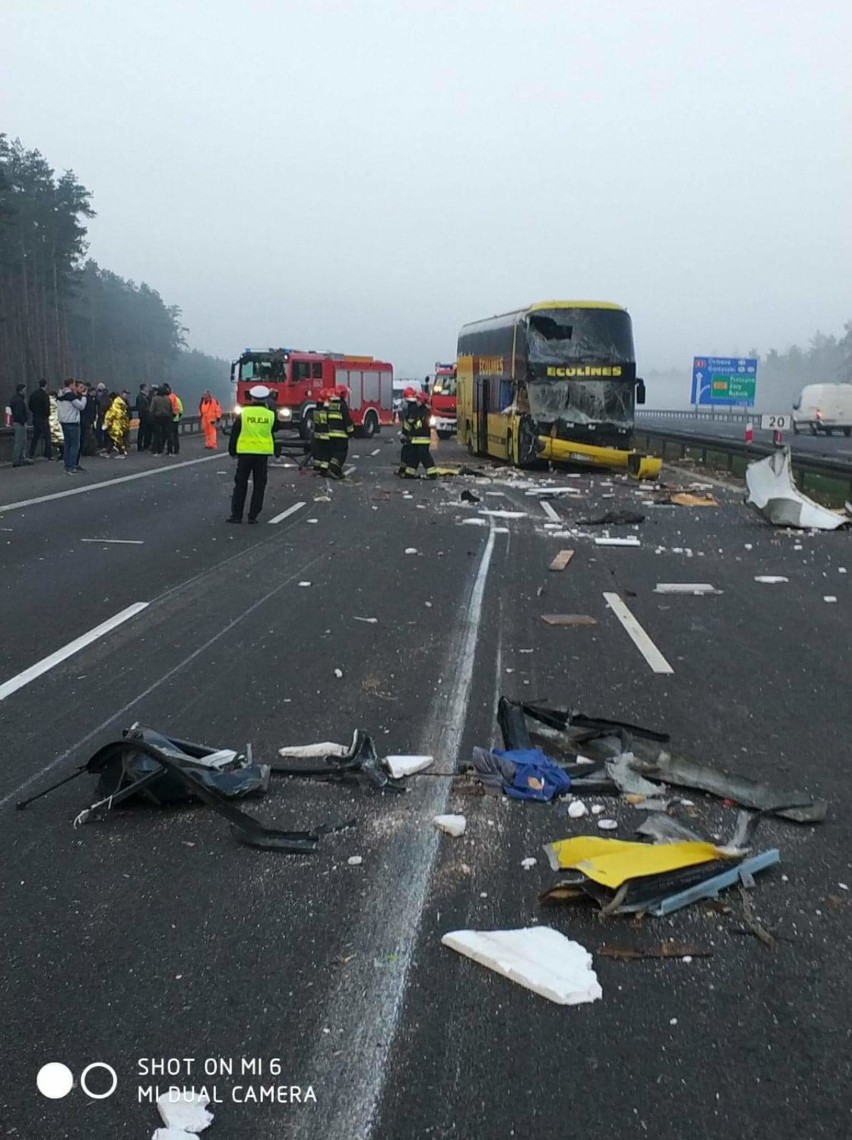 Wypadek autobusu na autostradzie A1 w Żorach - zderzył się z ciągnikiem cyrku