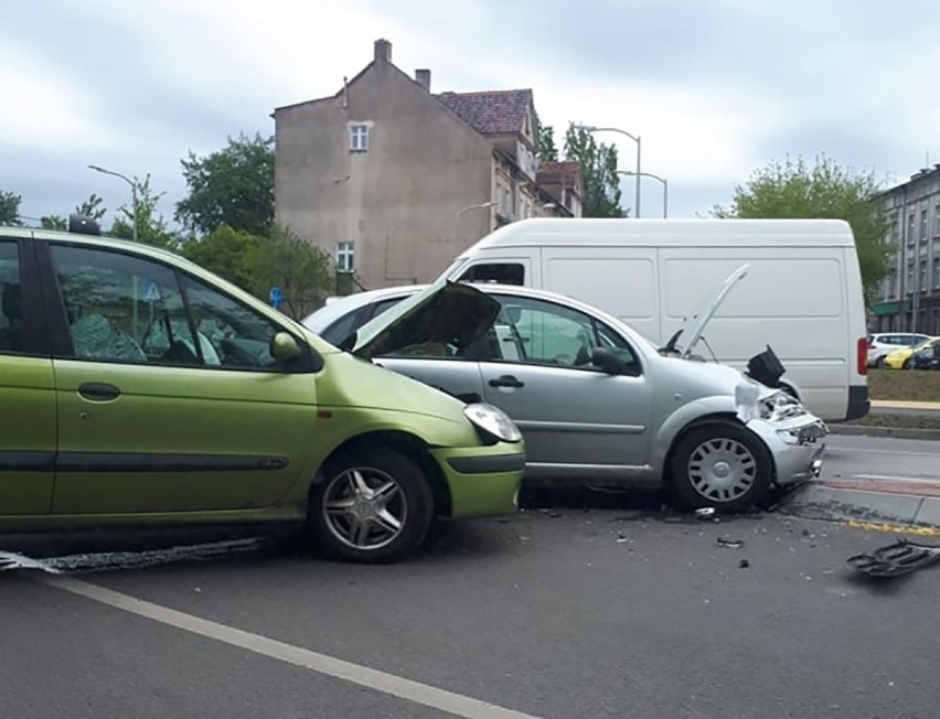 Zderzenie samochodów na skrzyżowaniu w Zielonej Górze [ZDJĘCIA]