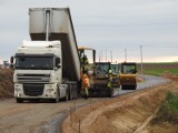 Via Baltica. Pierwszy asfalt na drodze Stawiski – Szczuczyn. Powstaje odcinek próbny [zdjęcia]