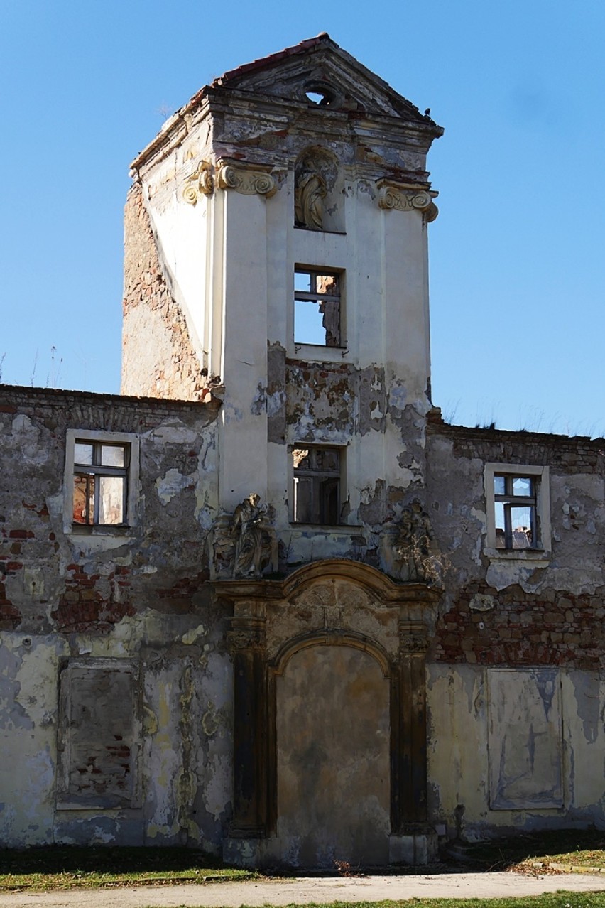 Zabytkowy klasztor w Legnicy na ulicy Chojnowskiej. Znasz historię tej XVIII-wiecznej budowli, która dziś popada w ruinę? [ZDJĘCIA] 