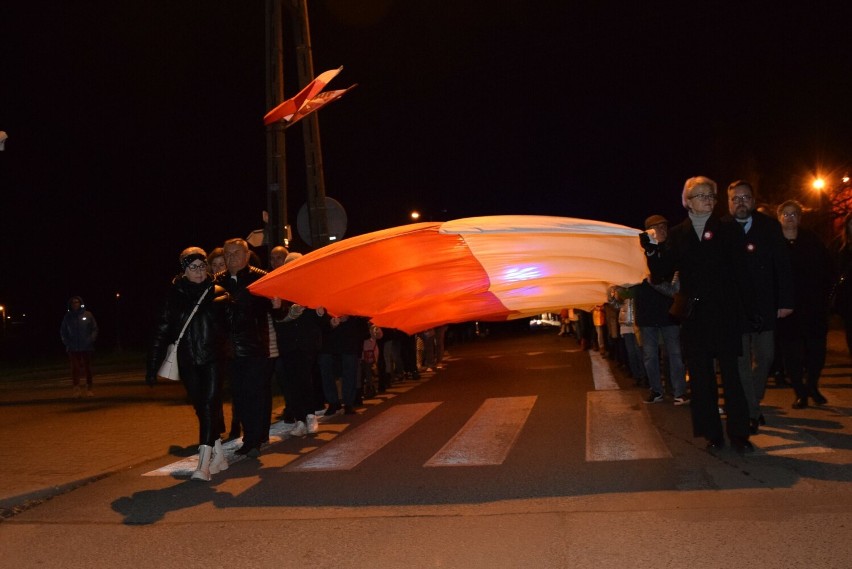 Narodowe Święto Niepodległości obchodzono w piątek również w Żychlinie, gdzie o godzinie 17 wymaszerowano sprzed Żychlińskiego Domu Kultury z wielką, 50-metrową biało-czerwoną flagą