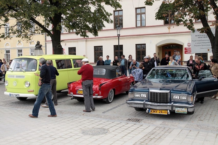 II Eskapada Jurajska: Kultowe auta na olkuskim rynku
