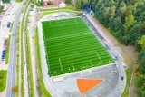 Rabka-Zdrój. Stadion miejski z nową murawą. Choć robota nadal trwa, obiekt już robi wrażenie