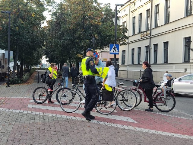 Akcja miała na celu poprawę bezpieczeństwa rowerzystów.  - Jesienią  i zimą powinni być jeszcze bardziej widoczni - tłumaczą strażnicy z Leszna.