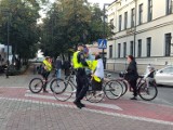 Strażnicy miejscy wzięli na cel rowerzystów w centrum Lesznie. Aż 140  z nich jednego dnia wręczono....