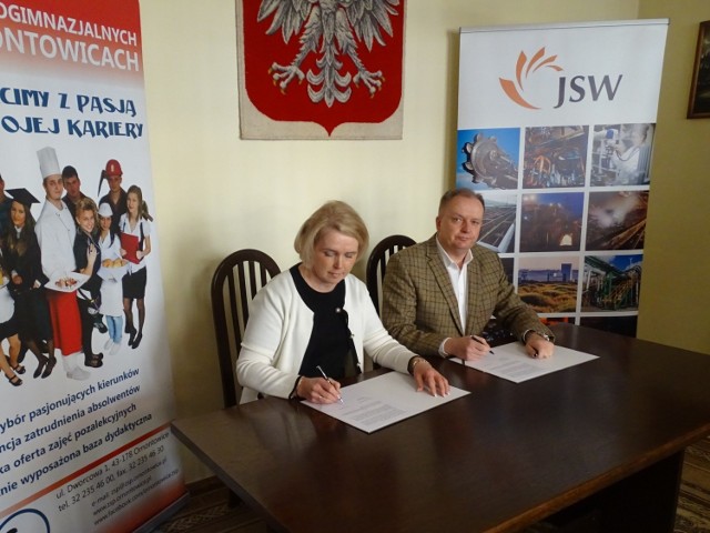 Porozumienie podpisali Teresa Stasik-Szyszka, dyrektor Zespołu Szkół Ponadgimnazjalnych w Ornontowicach, i Artur Wojtków, wiceprezes zarządu JSW ds. pracy i polityki społecznej