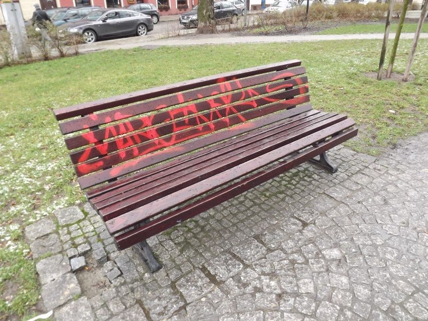 Wrocław: Zdewastowane ławki na bulwarze Tadka Jasińskiego