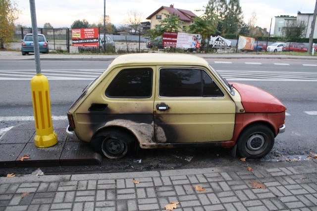 Spalony fiat 126 p na ul. Ofiar Oświęcimia w Brzeszczach