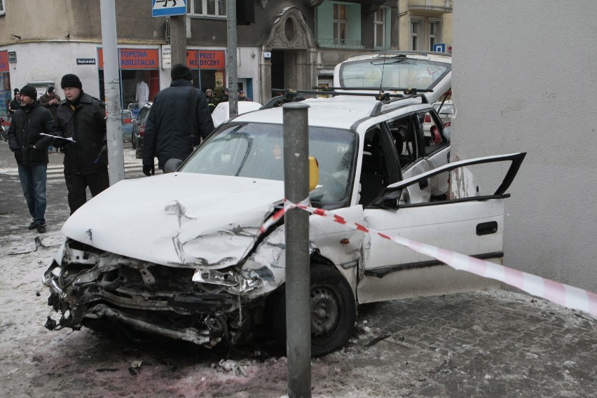 Policyjny pościg w Poznaniu: Cztery osoby ranne, rozbite samochody [ZDJĘCIA]