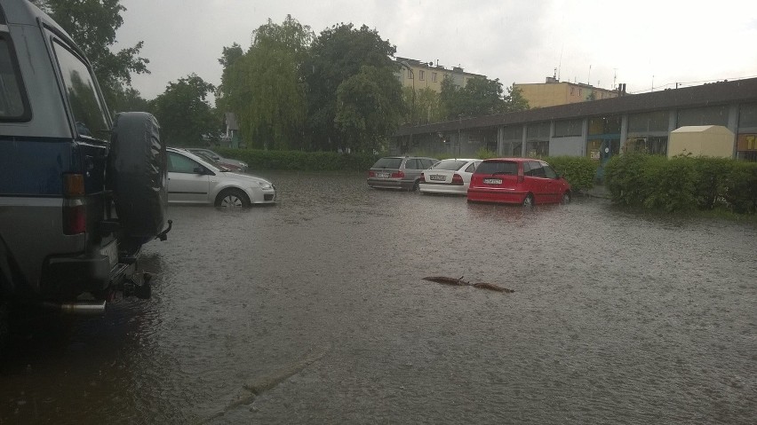 Ulewa w Olkuszu. Aleja 1000-lecia i parking pod wodą