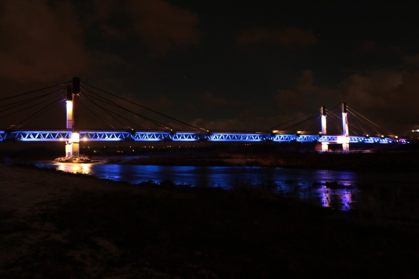 Stary Sącz. 120 reflektorów rozświetliło most św. Kingi