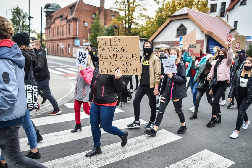 Środowe protesty w Lesznie z 28.10.2020 nie spodobały się uczestnikom, były za spokojne. Na piątek zapowiadają blokadę Leszna