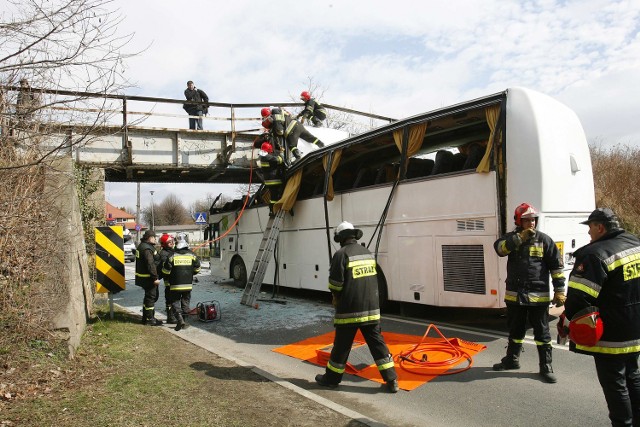 Jedną z przyczyn wypadku autokaru wiozącego dzieci, był brak oznakowań informujących o wysokości wiaduktu