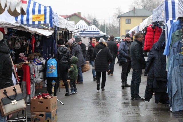 Przedświąteczne targowanie w Radziejowie.