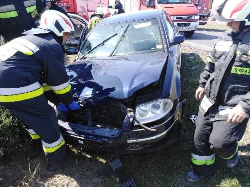 Wypadek na drodze Włocławek - Brześć Kujawski. Zderzenie dwóch samochodów [zdjęcia]