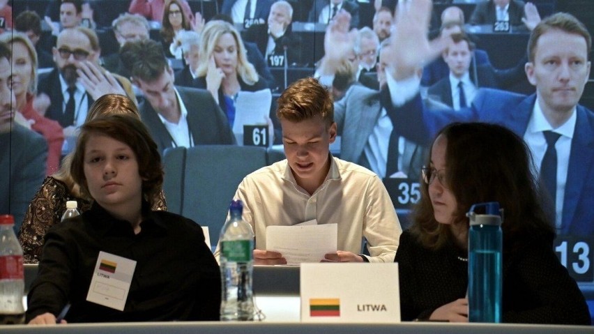 Debatowali o etycznej modzie. Młodzież z Sokółki wcieliła się w przedstawicieli państw UE i uchwalała odpowiednie dyrektywy