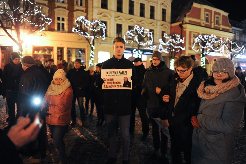 Milczący protest przeciw agresji na leszczyńskim Rynku po śmieci Pawła Adamowicza