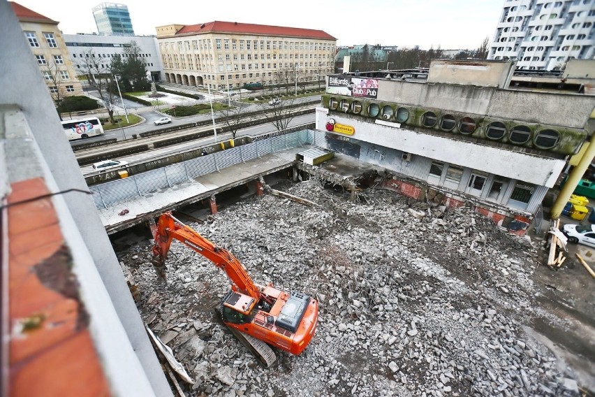 Zakończyła się rozbiórka na wrocławskim Manhattanie przy placu Grunwaldzkim (ZOBACZ ZDJĘCIA)