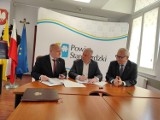 Burmistrz Maciej Czarnecki podpisał umowy na dofinansowanie przebudowy dróg w gminie Gniew