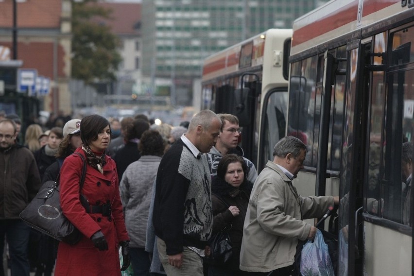 9. Autobusów jak na lekarstwo 

Tłum ludzi oczekujących na...