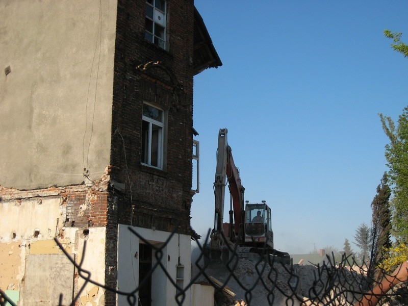 Rozbiórka budynku dawnego Włókiennika przy ul. Opiesińskiej [zdjęcia]