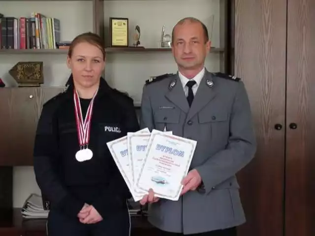 Agnieszka Burdelak z komendantem powiatowym policji