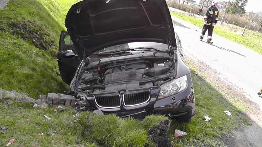 Wypadek w Jasionie. Zderzenie trzech samochodów, ranne dwie osoby [ZDJĘCIA]