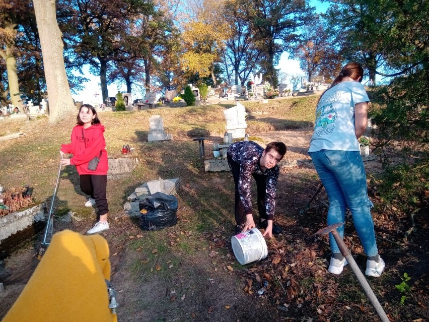 Wolontariusze ze Szkoły Podstawowej w Skokach sprzątają...