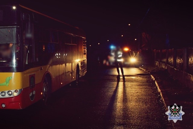 Pijany mężczyzna zderzył się z autobusem i samochodem osobowym w Wałbrzychu. Policjanci zatrzymali też pijanego rowerzystę