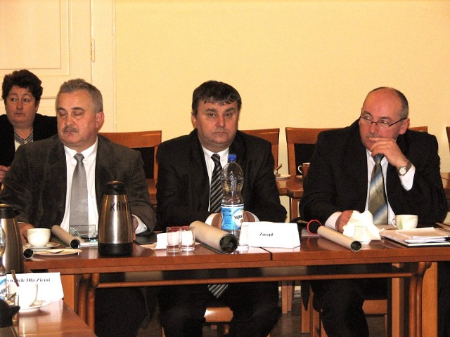 Podwyżkę otrzymał nie tylko starosta Andrzej Zieliński (na zdjęciu w środku), ale również jego zastępca Andrzej Kalata (z prawej).