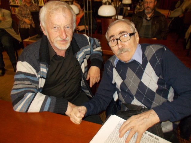 Z lewej strony Eugeniusz Kluczniok, reżyser filmu "Cnota", po prawej Jerzy Cnota, bohater filmu. Panowie w MBP w MikołowieJ