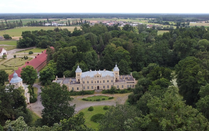 Zespół rezydencjonalno-folwarczny w Golejewku składa się z...