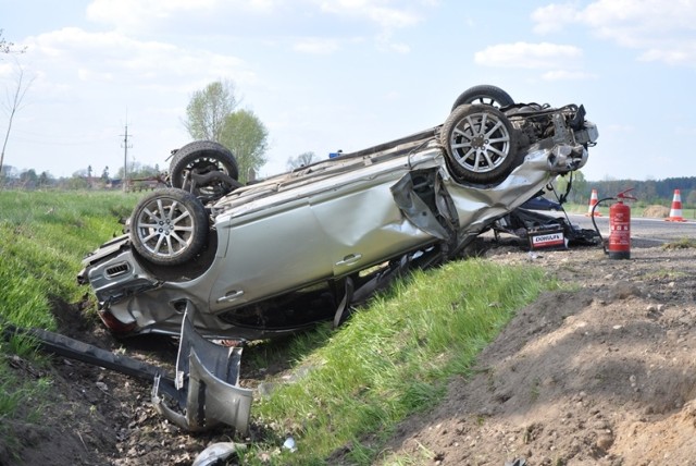 W sobotę 26 kwietnia br. około godziny 12.40 dyżurny gołdapskiej policji został poinformowany o wypadku drogowym, do którego doszło w miejscowości Wróbel, na drodze relacji Gołdap-Banie Mazurskie. Policjanci, którzy przyjechali na miejsce zdarzenia, wstępnie ustalili, że kierujący toyotą avensis, 53-letni mieszkaniec gminy Orzysz, przewożąc czworo pasażerów w wieku od 17 do 19 lat, na łuku drogi w prawo, w wyniku nadmiernej prędkości, stracił panowanie nad pojazdem.