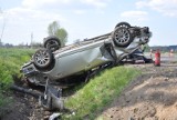 Wypadek koło Gołdapi. Dachowanie toyoty [zdjęcia]